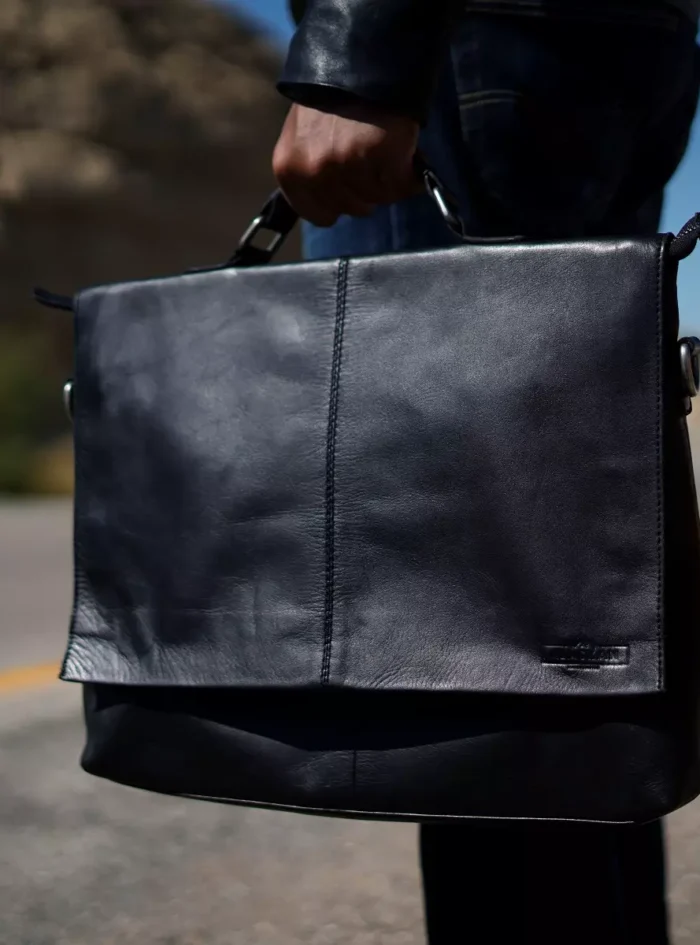 Alaskan-Barristo-Slim-Briefcase-3.webp Alaskan-Barristo-Slim-Briefcase-3.webp