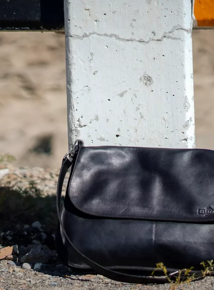 Alaskan-Classic-Satchel-3.webp Alaskan-Classic-Satchel-3.webp