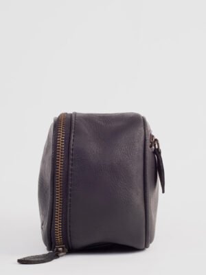 Angus-Black-Leather-Toiletry-Bag206.jpg